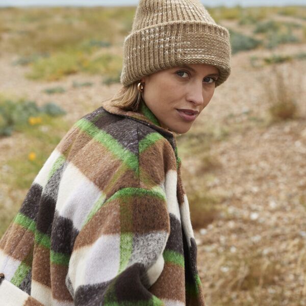 Chunky knit reverse patch beanie Thumbnail